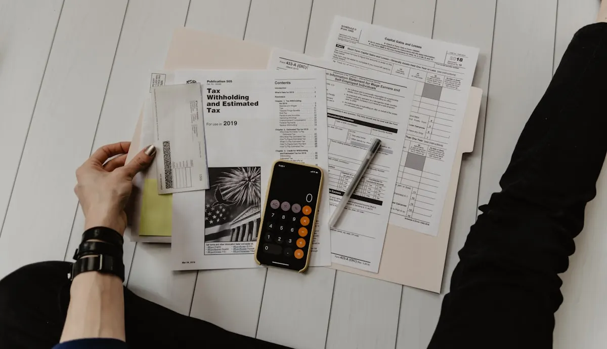 Calculadora e documentos de contribuição sobre a mesa de trabalho